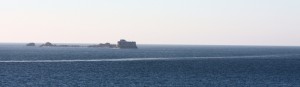 Île et sillage au large de Saint-Malo (recadrée avec GIMP)