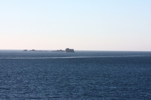 Île et sillage au large de Saint-Malo (retouchée avec UFRaw)