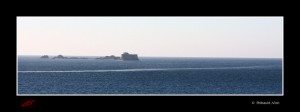 Île et sillage au large de Saint-Malo (version finale recadrée)