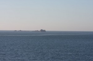 Île et sillage au large de Saint-Malo